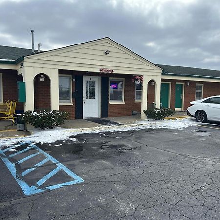 Hillcrest Motel By Oyo Aurora Near Lawrenceburg Екстер'єр фото