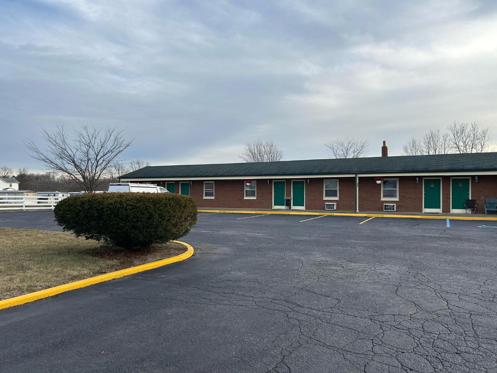 Hillcrest Motel By Oyo Aurora Near Lawrenceburg Екстер'єр фото