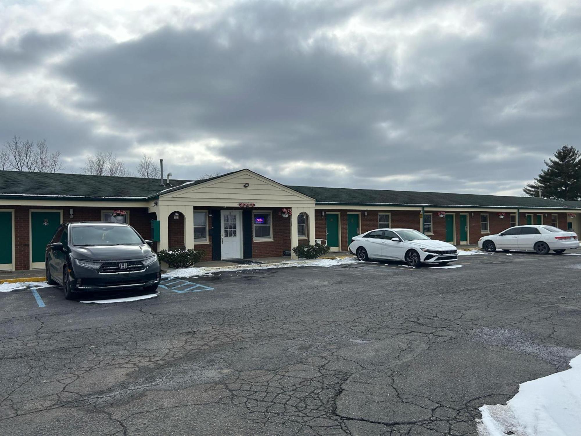 Hillcrest Motel By Oyo Aurora Near Lawrenceburg Екстер'єр фото