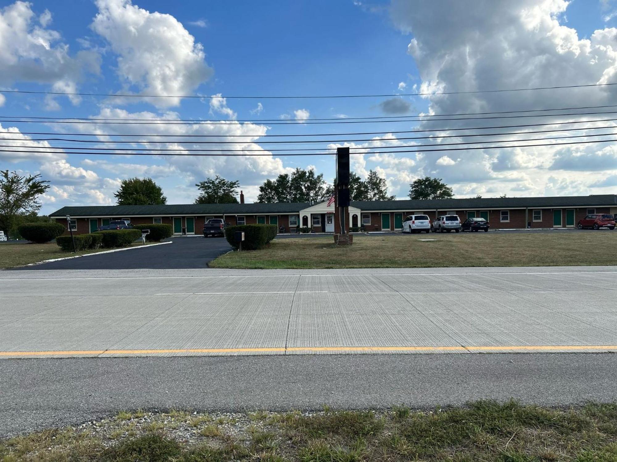 Hillcrest Motel By Oyo Aurora Near Lawrenceburg Екстер'єр фото